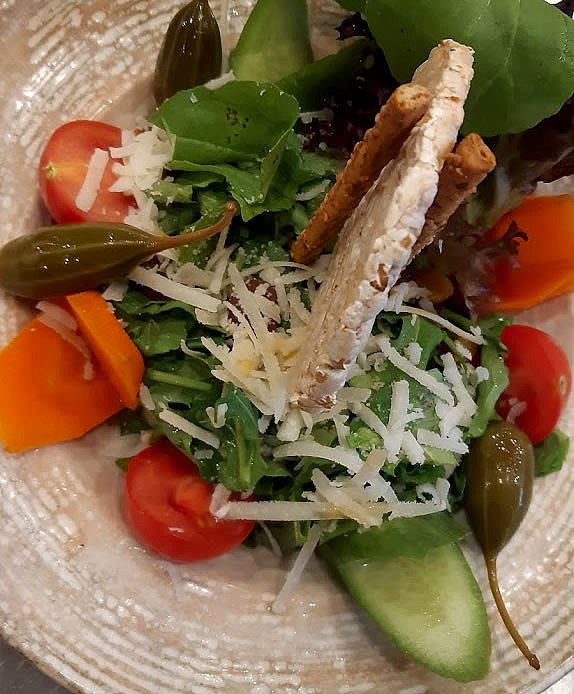 PEYNİRLİ VAN SALATA